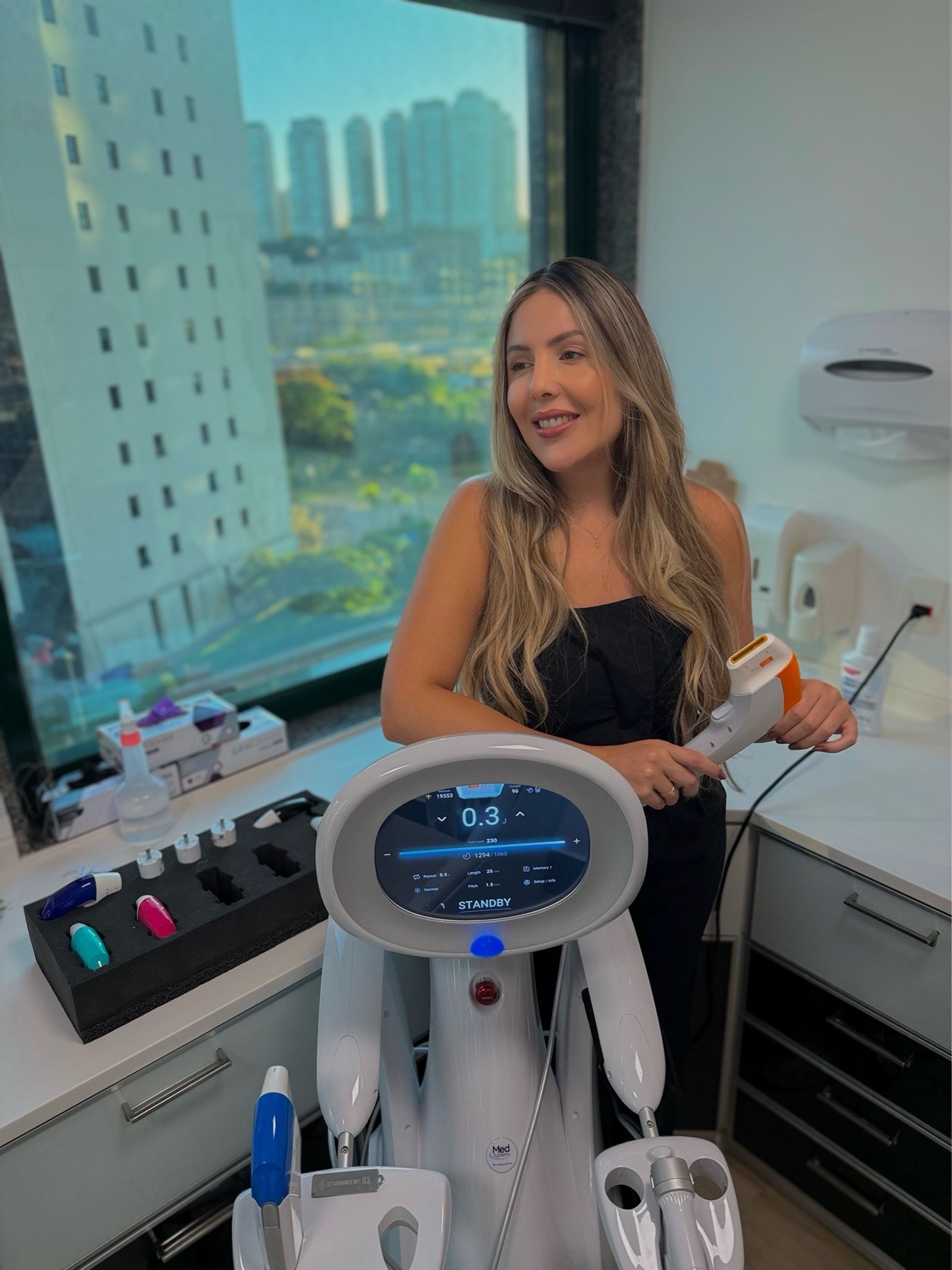 Dra. Caroline Benedeti operando o Ultraformer MPT no consultório